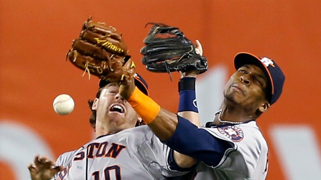  Jimmy Paredes dropped Russell Martin's bases-loaded fly ball when he collided with second baseman Jake Elmore with two outs in the ninth inning, the second missed catch by a Houston right fielder, and the Pittsburgh Pirates rallied past the Astros - Friday night.